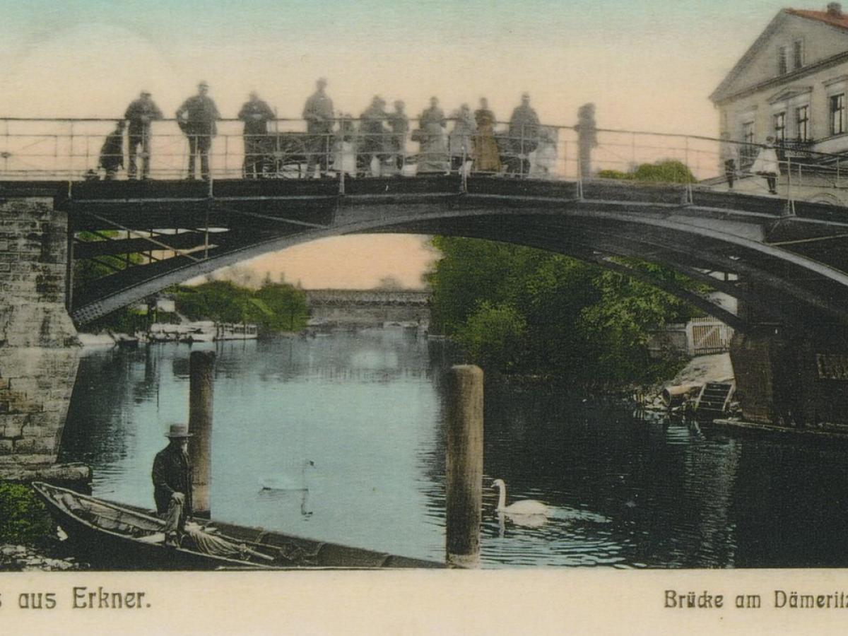 um 1900, die zweite Brücke war aus Gusseisen und bogenförmig. Dampfboote mussten die Schornsteine, Segelboote Masten abklappen, um sie passieren zu können.
