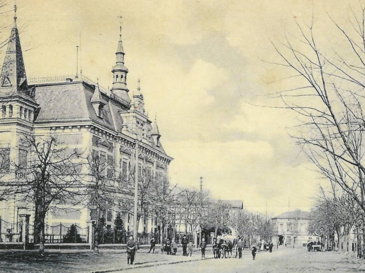 1890: Neubau der Villa für die Sommerfrische in Erkner. Bauherr ist Carl Bechstein