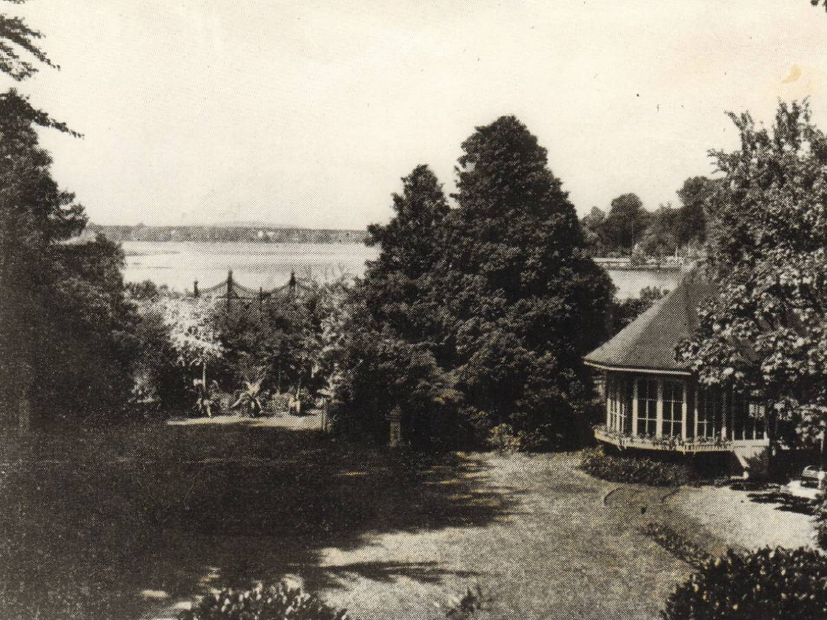 Blick von der Freitreppe in den gepflegten Garten