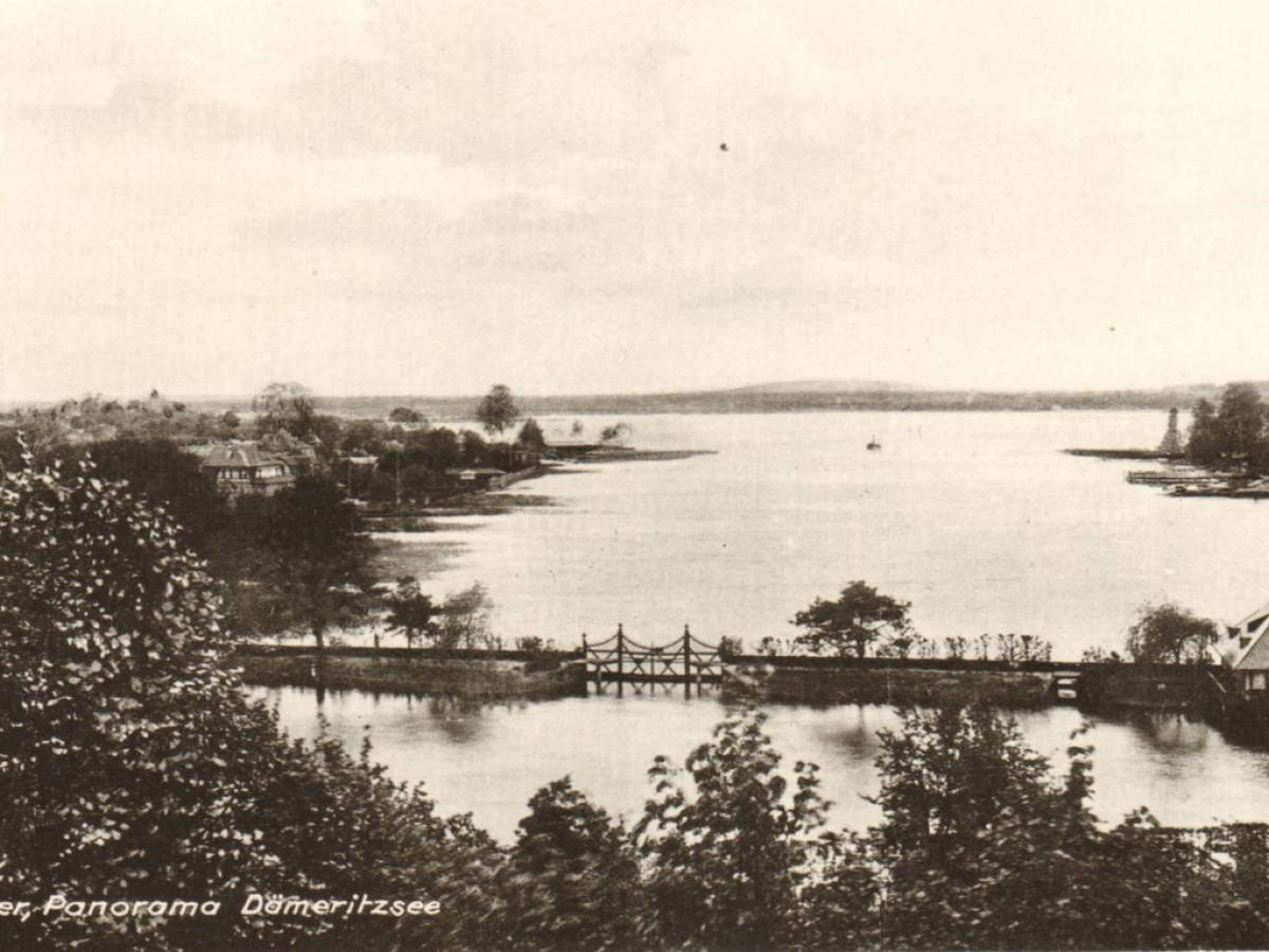 Seeblick aus der obersten Etage auf den Dämeritzsee: die Hälfte des heutigen Parks war bis 1944 eine Marina mit eigenem Bootshaus 