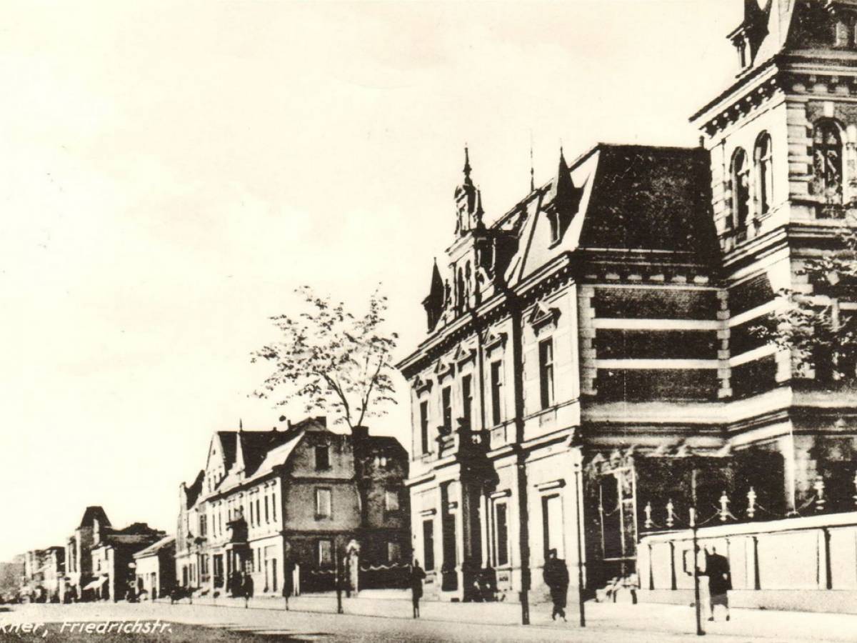 1938: Jahr der Einweihung der Villa als Rathaus, nach der Verbreiterung der Friedrichstraße als Zufahrt der 1937 eröffneten Autobahn. Die neu gepflanzten Straßenbäume sind noch sehr klein.