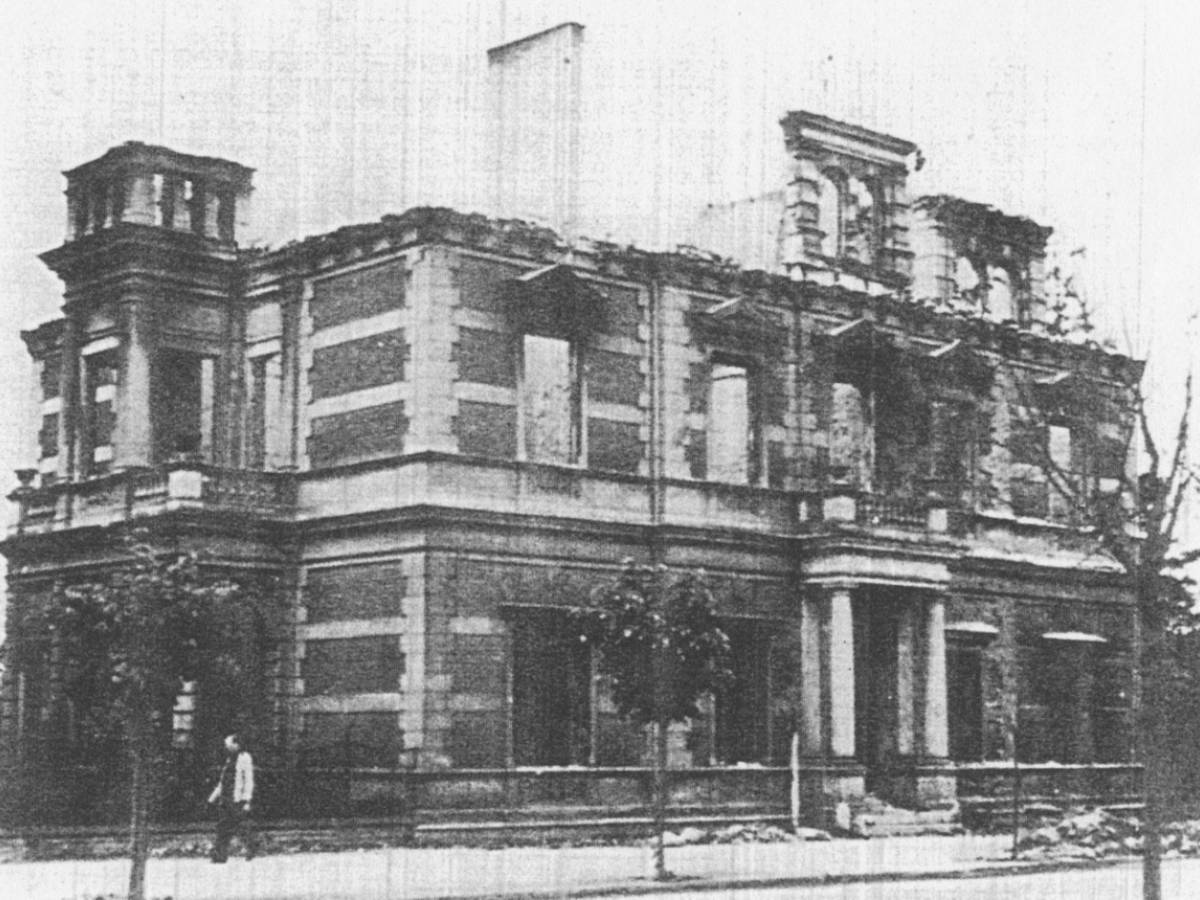 1944: Nach dem Bombenangriff auf Erkner ist das Rathaus völlig ausgebrannt. 