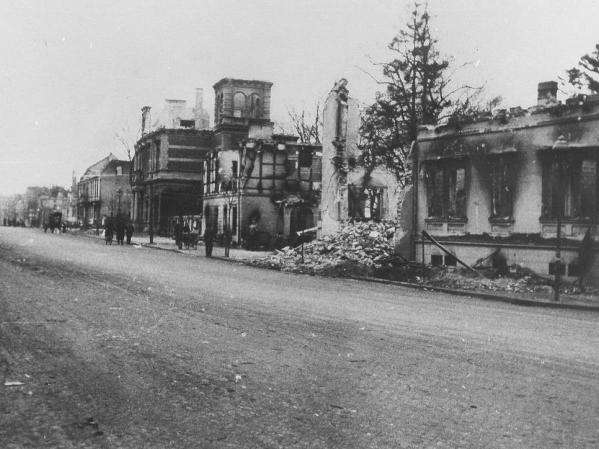 1944: Auch die benachbarten Häuser in der Friedrichstraße sind nur noch Ruinen. 