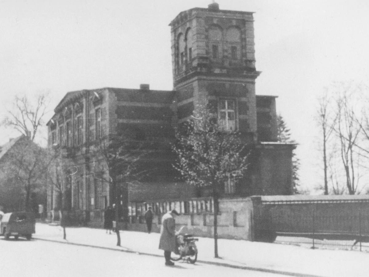 1950er Jahre: Nach dem Brand der behelfsmäßigen Rathausbaracke im Rathauspark 9/1948 wurde die Villa wieder notdürftig als Rathaus hergerichtet.