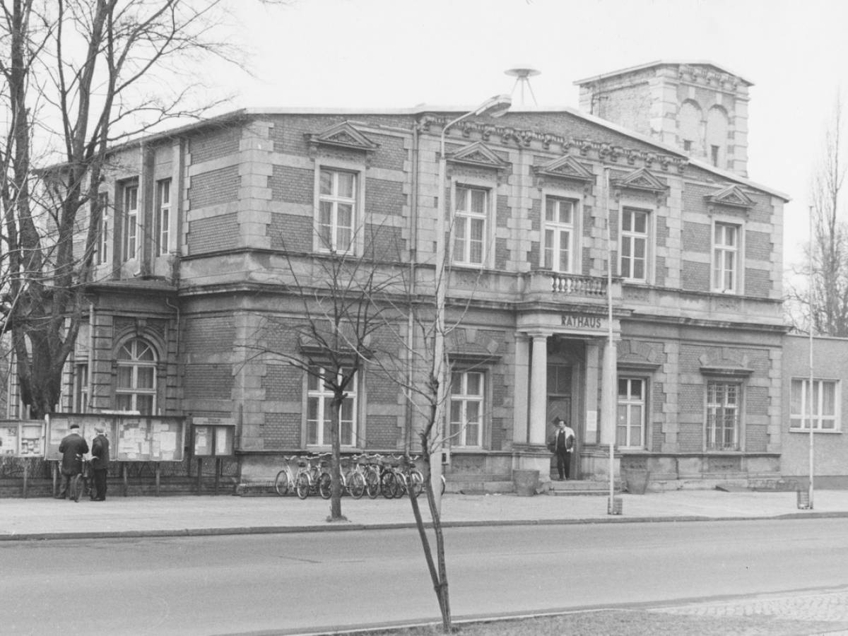 Anfang 1980er: das Rathaus mit der neu angebauten HO Gaststätte „Parkblick“ am Ort der früheren Orangerie