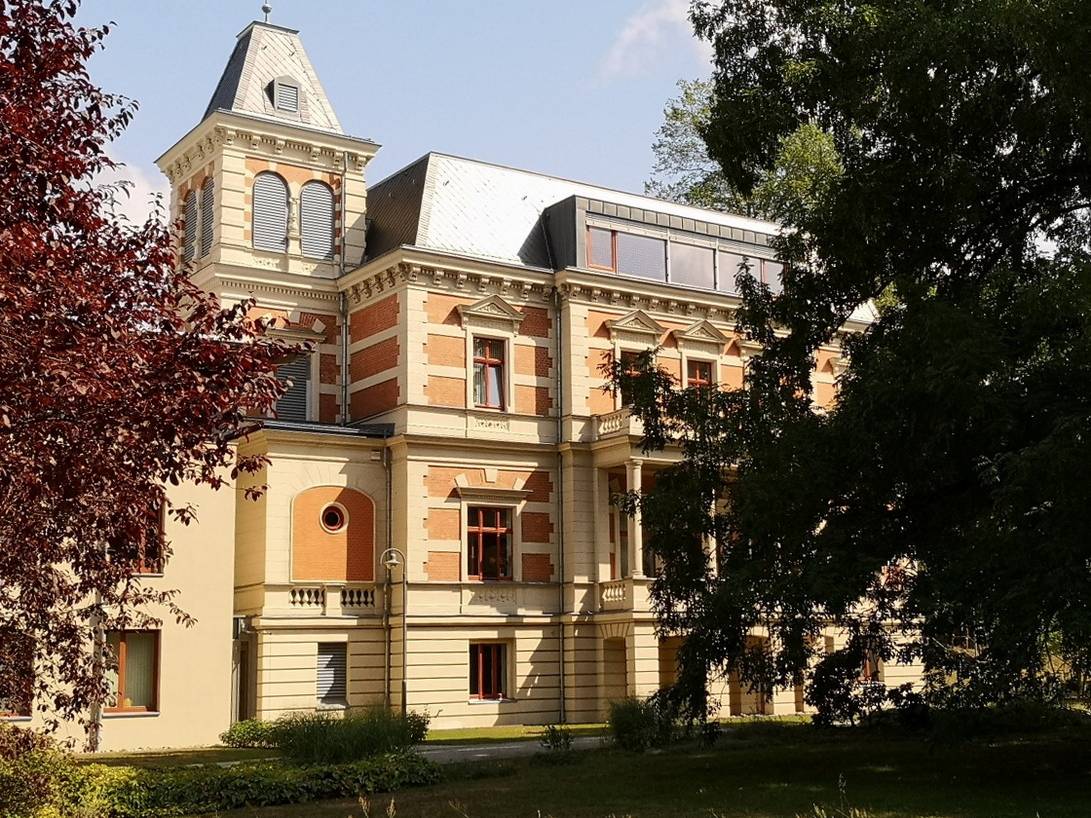 2022: Rathaus von hinten nach der Komplettsanierung mit neuem Anbau seit 2004 