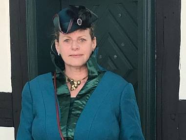 Anne Doerfer als Majorin von Lahrbusch